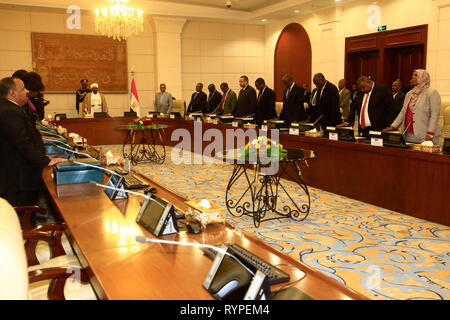 (190314) -- KHARTOUM, 14 mars 2019 (Xinhua) -- les ministres nouvellement nommés dans le nouveau gouvernement du Soudan prêter le serment constitutionnel devant le président Omar el-Béchir à Khartoum, au Soudan, le 14 mars 2019. (Xinhua/Mohamed Khidir) Banque D'Images