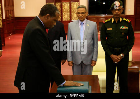 (190314) -- KHARTOUM, 14 mars 2019 (Xinhua) -- Fadul Abdalla Fadul (avant), ministre soudanais de la présidence, prend le serment constitutionnel devant le Président Omar al-Bashir (pas dans le photo) à Khartoum, au Soudan, le 14 mars 2019. Les ministres nouvellement nommés dans le nouveau gouvernement du Soudan le jeudi a pris le serment constitutionnel avant d'Omar el-Béchir. (Xinhua/Mohamed Khidir) Banque D'Images