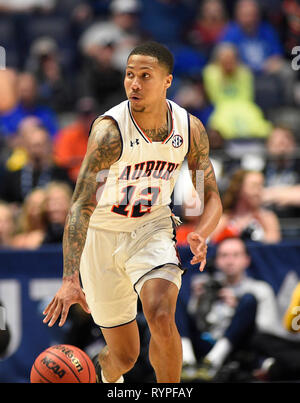 14 mars 2019, Auburn Tigers guard J'Von McCormick (12) dribble la balle contre le Missouri Tigers lors d'une série de championnat SEC match entre le Missouri Tigers Auburn Tiger vs chez Bridgestone Arena de Nashville, TN (Obligatoire Crédit Photo : Steve Roberts/Cal Sport Media) Banque D'Images