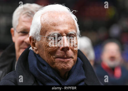 Foto Claudio Grassi/LaPresse 14 marzo 2019 Assago (MI) Italia sport basket AX Armani Exchange Olimpia Milan Olympiacos vs Pireo - Turkish Airlines Eurolega 2018/2019 - Mediolanum Forum. Nella foto : la soddisfazione di Giorgio Armani (patron AX Armani Exchange Olimpia Milano) Photo Claudio Grassi/LaPresse 14 mars 2019 Assago (MI) Italy sport basket AX Armani Exchange Olimpia Milan contre l'Olympiacos Le Pirée - Turkish Airlines EuroLeague 2018/2019 - Mediolanum Forum. dans la pic : Giorgio Armani (propriétaire AX Armani Exchange Olimpia Milano) satisfaction Banque D'Images