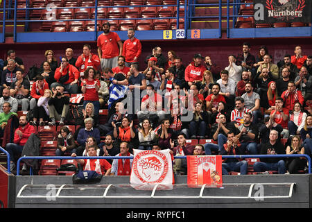 Foto Claudio Grassi/LaPresse 14 marzo 2019 Assago (MI) Italia sport basket AX Armani Exchange Olimpia Milan Olympiacos vs Pireo - Turkish Airlines Eurolega 2018/2019 - Mediolanum Forum. Nella foto : I tifosi di Grassi Claudio photo l'Olympiacos/LaPresse 14 mars 2019 Assago (MI) Italy sport basket AX Armani Exchange Olimpia Milan contre l'Olympiacos Le Pirée - Turkish Airlines EuroLeague 2018/2019 - Mediolanum Forum. dans la pic : l'Olympiacos partisans Banque D'Images