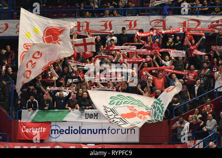 Foto Claudio Grassi/LaPresse 14 marzo 2019 Assago (MI) Italia sport basket AX Armani Exchange Olimpia Milan Olympiacos vs Pireo - Turkish Airlines Eurolega 2018/2019 - Mediolanum Forum. Nella foto : L&# x2019;esultanza dei tifosi di Milano Photo Claudio Grassi/LaPresse 14 mars 2019 Assago (MI) Italy sport basket AX Armani Exchange Olimpia Milan contre l'Olympiacos Le Pirée - Turkish Airlines EuroLeague 2018/2019 - Mediolanum Forum. dans la pic : Olimpia partisans d'enthousiasme. Banque D'Images