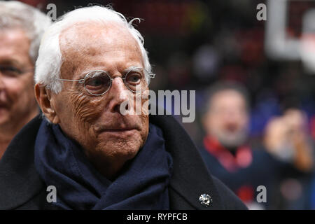 Foto Claudio Grassi/LaPresse 14 marzo 2019 Assago (MI) Italia sport basket AX Armani Exchange Olimpia Milan Olympiacos vs Pireo - Turkish Airlines Eurolega 2018/2019 - Mediolanum Forum. Nella foto : la soddisfazione di Giorgio Armani (patron AX Armani Exchange Olimpia Milano) Photo Claudio Grassi/LaPresse 14 mars 2019 Assago (MI) Italy sport basket AX Armani Exchange Olimpia Milan contre l'Olympiacos Le Pirée - Turkish Airlines EuroLeague 2018/2019 - Mediolanum Forum. dans la pic : Giorgio Armani (propriétaire AX Armani Exchange Olimpia Milano) satisfaction Banque D'Images