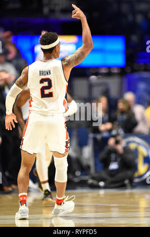 14 mars 2019, Auburn Tigers guard J'Von McCormick (12) détient trois doigt vers le haut contre le Missouri Tigers lors d'une série de championnat SEC match entre le Missouri Tigers Auburn Tiger vs chez Bridgestone Arena de Nashville, TN (Obligatoire Crédit Photo : Steve Roberts/Cal Sport Media) Banque D'Images