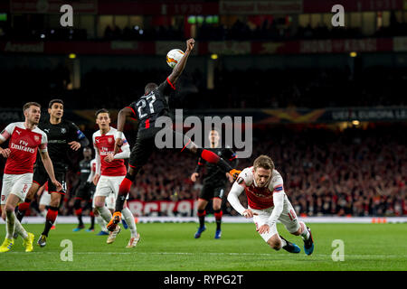 Londres, Royaume-Uni. 14Th Mar, 2019. Nacho Monreal d'Arsenal est poussé dans la surface de réparation au cours de l'UEFA Europa League Round de 32 deuxième match de jambe entre Rennes et Arsenal à l'Emirates Stadium, Londres, Angleterre le 14 mars 2019. Photo par Salvio Calabrese. Usage éditorial uniquement, licence requise pour un usage commercial. Aucune utilisation de pari, de jeux ou d'un seul club/ligue/dvd publications. Credit : UK Sports Photos Ltd/Alamy Live News Banque D'Images