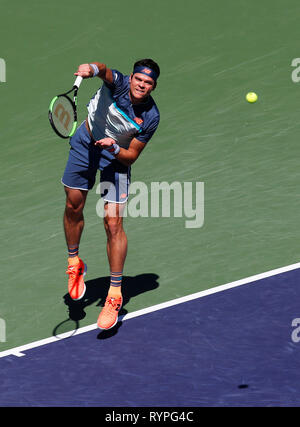 Indian Wells, en Californie, USA. 14Th Mar, 2019. 14 mars 2019 Milos Raonic (CAN) sert contre Miomir Kecmanovic (SRB) au cours de la 2019 BNP Paribas Open à Indian Wells Tennis Garden à Indian Wells, en Californie. Charles Baus/CSM Crédit : Cal Sport Media/Alamy Live News Banque D'Images