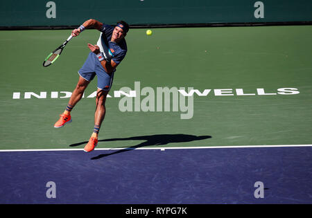 Indian Wells, en Californie, USA. 14Th Mar, 2019. 14 mars 2019 Milos Raonic (CAN) sert contre Miomir Kecmanovic (SRB) au cours de la 2019 BNP Paribas Open à Indian Wells Tennis Garden à Indian Wells, en Californie. Charles Baus/CSM Crédit : Cal Sport Media/Alamy Live News Banque D'Images