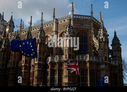 Londres, Grande-Bretagne. 14Th Mar, 2019. EU et UK drapeaux sont vus à l'extérieur de l'abbaye de Westminster à Londres, Grande-Bretagne, 14 mars 2019. Les députés britanniques ont voté à une écrasante majorité le jeudi à demander à l'Union européenne (UE) pour une extension de l'article 50 dans le processus d'Brexit en difficulté. Credit : Han Yan/Xinhua/Alamy Live News Banque D'Images