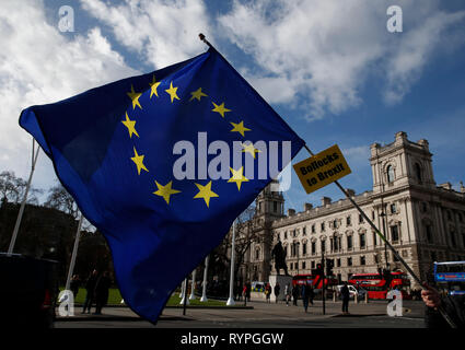 Londres, Grande-Bretagne. 14Th Mar, 2019. Un drapeau de l'UE est perçue à l'extérieur de la Maison du Parlement à Londres, Grande-Bretagne, 14 mars 2019. Les députés britanniques ont voté à une écrasante majorité le jeudi à demander à l'Union européenne (UE) pour une extension de l'article 50 dans le processus d'Brexit en difficulté. Credit : Han Yan/Xinhua/Alamy Live News Banque D'Images