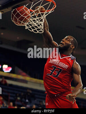 New Orleans, LA, USA. 14Th Mar, 2019. South Alabama Jaguars avant Josh Ajayi (33) dunks la balle contre la Louisiane Lafayette Ragin Cajuns pendant le jeu entre la Louisiane et l'Alabama à Lakefront Arena à New Orleans, LA. Stephen Lew/CSM/Alamy Live News Banque D'Images