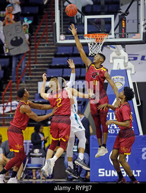 New Orleans, LA, USA. 14Th Mar, 2019. Monroe en Louisiane avant Warhawks Andre Washington (11) défend le net contre Coastal Carolina Chanticleers pendant le jeu entre les zones côtières et de la Louisiane Caroline Monroe à Lakefront Arena à New Orleans, LA. Stephen Lew/CSM/Alamy Live News Banque D'Images