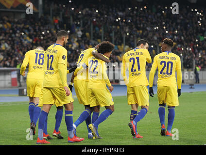 Les joueurs de Chelsea sont vu célébrer après avoir marqué un but lors de la deuxième étape de l'UEFA Europa League round de 16 match de foot entre Chelsea et le Dynamo Kiev au stade Olimpiyskiy à Kiev, Ukraine. Banque D'Images