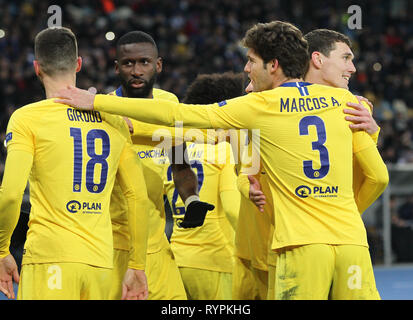 Olivier Giroud de Chelsea (L) et ses coéquipiers sont vu célébrer après avoir marqué un but lors de la deuxième étape de l'UEFA Europa League round de 16 match de foot entre Chelsea et le Dynamo Kiev au stade Olimpiyskiy à Kiev, Ukraine. Banque D'Images