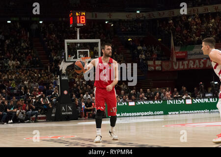 Milan, Italie. 14Th Mar, 2019. Vangelis Mantzaris, # 17 de l'Olympiakos Le Pirée lors de la Turkish Airlines EuroLeague 2018/2019 Saison régulière 26 Ronde match entre l'AX Armani Exchange Olimpia Milan et l'Olympiakos Le Pirée à Mediolanum Forum de Milan. Score final : 66 - 57 Olimpia Milan Olympiakos Le Pirée Crédit : Stefanos Kyriazis/Alamy Live News Banque D'Images