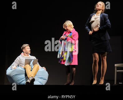 Berlin, Allemagne. 14Th Mar, 2019. Les acteurs Jochen Schropp, Manon Strache et Magdalena Steinlein (l-r) sont sur la scène du théâtre Schiller. Ils sont acteurs de la comédie théâtre 'Monsieur Pierre geht online' par Folke Braband. Credit : Annette Riedl/dpa/Alamy Live News Banque D'Images