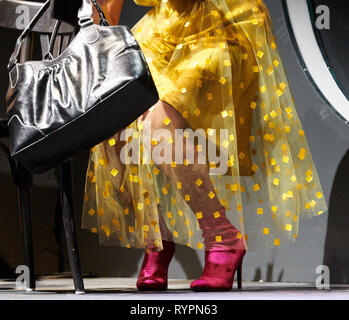 Berlin, Allemagne. 14Th Mar, 2019. Vanessa Rottenburg, actrice, porte des talons rose et une robe de mousseline jaune transparent comme étape dans le costume de théâtre de Schiller. Elle est une actrice dans la comédie théâtre 'Monsieur Pierre geht online' par Folke Braband. Credit : Annette Riedl/dpa/Alamy Live News Banque D'Images