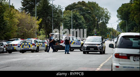 Christchurch, Nouvelle-Zélande. Mar 15, 2019. La police est vu à un barrage routier à Christchurch, Nouvelle-Zélande, le 15 mars 2019. Au moins 27 personnes ont été tuées dans des fusillades dans les deux mosquées de la Nouvelle-Zélande Christchurch le vendredi après-midi, et la police a arrêté quatre suspects jusqu'à présent. Credit : Zhu Qiping/Xinhua/Alamy Live News Banque D'Images