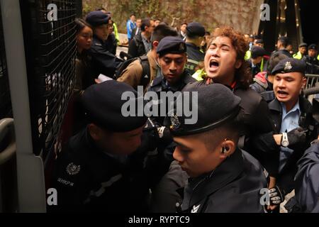 Hong Kong. Mar 15, 2019. Membre de la Hong Kong parti politique pro-démocratie DEMOSISTO est alors occupé par les policiers à l'extérieur de HONG KONG Bureau du Gouvernement central après avoir organisé une manifestation de protestation contre des projets de loi d'extradition, une loi qui suscite beaucoup de controverse à Hong Kong.Mar 15, 2019 Hong Kong.ZUMA/Liau Chung-ren Crédit : Liau Chung-ren/ZUMA/Alamy Fil Live News Banque D'Images