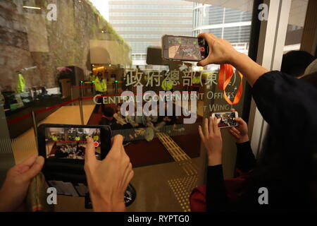 Hong Kong. Mar 15, 2019. Cinq femmes, 3 de Hong Kong parti politique pro-démocratie et DEMOSISTO 2 de Ling Nan University ont organisé un bref sit-in ce matin à l'intérieur du hall d'entrée du bureau du gouvernement central de Hong Kong pour organiser une protestation, condamnant l'Extradition proposés qui pourraient compromettre la sécurité des citoyens de Hong Kong.Mar 15, 2019 Hong Kong.ZUMA/Liau Chung-ren Crédit : Liau Chung-ren/ZUMA/Alamy Fil Live News Banque D'Images