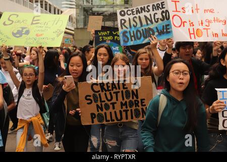 Hong Kong, Chine. Mar 15, 2019. Des centaines d'étudiants ont défilé à l'extérieur de HONG KONG Bureau du Gouvernement central à l'appui pour GRÈVE DES ÉTUDIANTS POUR LES mouvement mondial ce matin à Hong Kong.Mar 15, 2019 Hong Kong.ZUMA/Liau Chung-ren Crédit : Liau Chung-ren/ZUMA/Alamy Fil Live News Banque D'Images