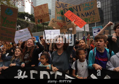 Hong Kong, Chine. Mar 15, 2019. Centaines d'étudiants, pour la plupart des expatriés à Hong Kong a organisé manifestation devant le bureau du gouvernement central de HONG KONG, de cris slogan, appelant à la prise de conscience du changement climatique mondial en soutenant le mouvement de grève de l'école climatique pour 2019.Mar 15, 2019 Hong Kong.ZUMA/Liau Chung-ren Crédit : Liau Chung-ren/ZUMA/Alamy Fil Live News Banque D'Images