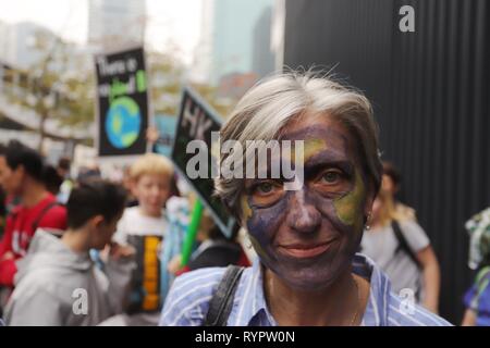 Hong Kong, Chine. Mar 15, 2019. Votre femme avec des maquillages de la planète Terre participe à la GRÈVE DES ÉTUDIANTS POUR LES mouvement mondial en 2019 à Hong Kong.Mar 15, 2019 Hong Kong.ZUMA/Liau Chung-ren Crédit : Liau Chung-ren/ZUMA/Alamy Fil Live News Banque D'Images