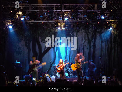 ANAHEIM, CA - le 10 août : la chanteuse et musicien Mase et musiciens/chanteurs Phil Hanseroth et Tim Hanseroth produisent en concert le 10 août 2013 sur la Manière Dure Accueil l'été à tour convoi House of Blues d'Anaheim à Anaheim, en Californie. Photo de Barry King/Alamy Stock Photo Banque D'Images