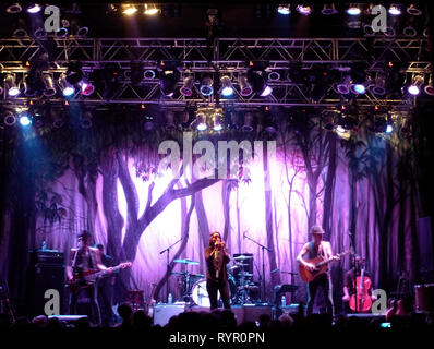 ANAHEIM, CA - le 10 août : la chanteuse et musicien Mase et musiciens/chanteurs Phil Hanseroth et Tim Hanseroth produisent en concert le 10 août 2013 sur la Manière Dure Accueil l'été à tour convoi House of Blues d'Anaheim à Anaheim, en Californie. Photo de Barry King/Alamy Stock Photo Banque D'Images