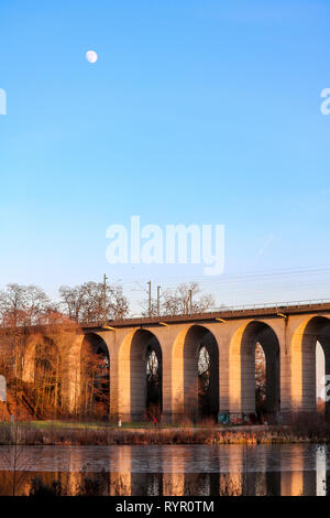 Viaduc de Bielefeld dans le soleil du soir en hiver avec lune Banque D'Images