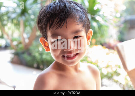 Close up de mucus nasal, Asian boy a un écoulement nasal clair avec morve. Banque D'Images