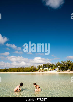 Les adolescents à la recherche de créatures marines, Cocodimama Charming Resort, mer des Caraïbes, les gouverneurs d'Éleuthéria, Harbour, les Bahamas, les Caraïbes. Banque D'Images