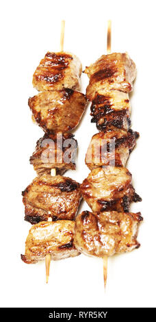 Brochettes de porc isolé sur fond blanc Banque D'Images