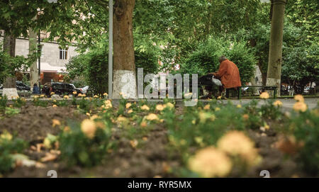 Homme assis sur un banc Banque D'Images