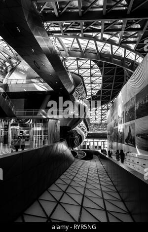 Architecture futuriste intérieur avec des courbes gracieuses au musée MOCAPE monochrome à Shenzhen, Chine Banque D'Images