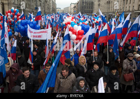 Les gens tiennent des drapeaux russes pendant la marche et un rassemblement "Nous sommes unis !' pendant la journée de l'unité sur la rue Tverskaya à Moscou, Russie 04 Novembre 2015 Banque D'Images
