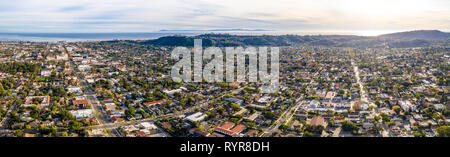 Vue aérienne de Santa Barbara en Californie USA, ville, rues, maisons de l'océan Pacifique, motels Banque D'Images