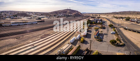 Vue aérienne de Barstow community une ville résidentielle de maisons et commerciale community désert de Mojave en Californie USA au coucher du soleil. La station de chemin de fer Banque D'Images