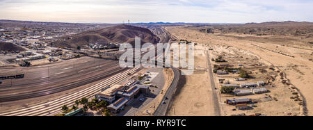 Vue aérienne de Barstow community une ville résidentielle de maisons et commerciale community désert de Mojave en Californie USA au coucher du soleil. La station de chemin de fer Banque D'Images