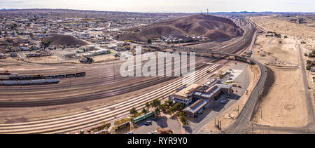 Vue aérienne de Barstow community une ville résidentielle de maisons et commerciale community désert de Mojave en Californie USA au coucher du soleil. La station de chemin de fer Banque D'Images