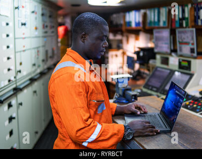 Officier mécanicien de marine dans la salle des machines de travail Banque D'Images