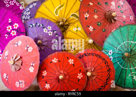 Papier coloré de parasols en vente lors d'un atelier à Pindaya, Myanmar Banque D'Images