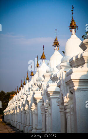 La Pagode Kuthodaw, stupa bouddhiste est situé à Mandalay, Birmanie (Myanmar), qui contient le plus grand livre. Banque D'Images