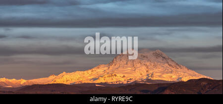 Coucher de soleil sur la neige couverts Mt Rainier, Washington Banque D'Images