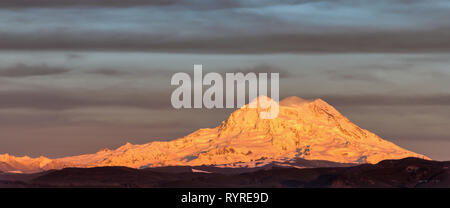 Coucher de soleil sur la neige couverts Mt Rainier, Washington Banque D'Images