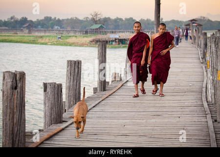 Des moines bouddhistes à pied à travers U Bein Bridge près de Amarapura au Myanmar Banque D'Images