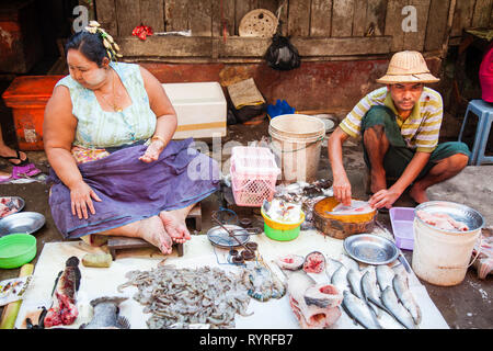 Un couple de vendre du poisson au marché de rue 26, Yangon, Myanmar Banque D'Images