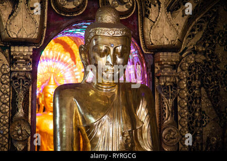 Statue du Bouddha d'or à la Pagode Schwedagon, Yangon, Myanmar Banque D'Images