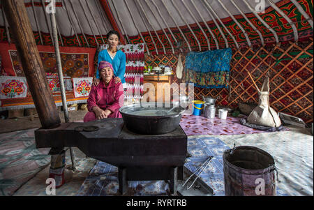 Bayan Ulgii, la Mongolie, le 29 septembre 2015 : kazakh nomad mère et fille dans leur yourte Accueil Espace cuisine Banque D'Images