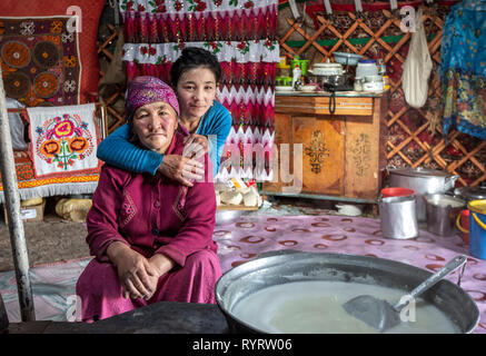 Bayan Ulgii, la Mongolie, le 29 septembre 2015 : kazakh nomad mère et fille dans leur yourte Accueil Espace cuisine Banque D'Images