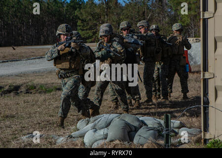 Les Marines américains avec 2e Bataillon de Génie de Combat, 2e Division de marines, de pile derrière un barrior urbain tout en menant des travaux de démolition de la formation pendant la compétition annuelle le Sapeur Squad sur Camp Lejeune, N.C., le 13 mars 2019. Les Marines du quatre escouades s'affrontent pendant une semaine pour tester leurs forces au sein de la profession et de construire camaraderie tout en maintenant l'état de préparation de la mission. (U.S. Marine Corps photo par Lance Cpl. Nathaniel Q. Hamilton) Banque D'Images